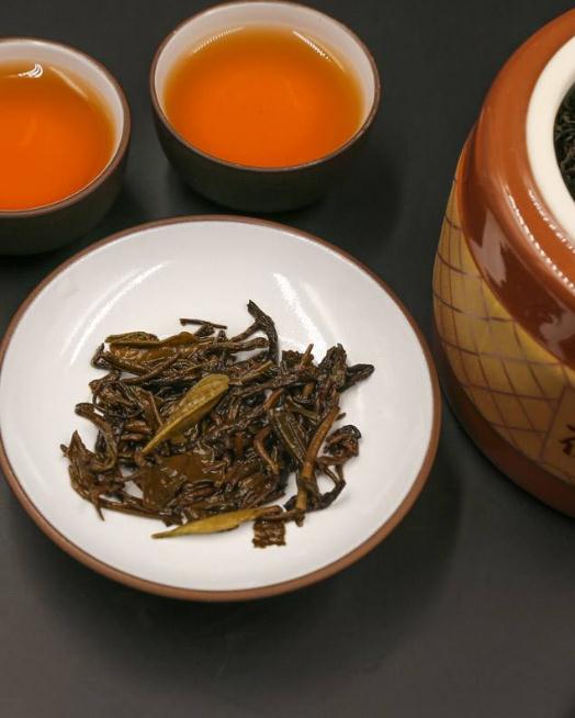 黄茶用什么工艺做的(黄茶与黑茶的制作原理差不多，为什么“样貌”相差这么多？)